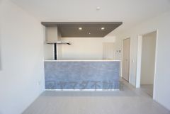 キッチン上部は折下げ天井のアクセントクロスとダウンライト＾＾お洒落な空間です＾＾