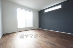 8帖。主寝室としてお使いいただけそうなこちらのお部屋は、日当たりが良く、爽やかな風を感じて起きる朝は、快適生活の始まりに。アクセントクロスで落ち着いた空間です＾＾