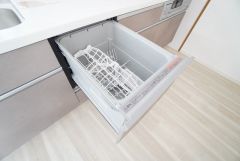食事の後の手間を解消する食器洗い乾燥機付。冬場の洗い物で手荒れの悩みもなくなります。手洗いよりも節約できて便利。