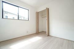 暖かい日差しが差し込む洋室。たっぷり収納できるクローゼット付きでお部屋の中をすっきりと快適に保てます。
