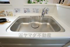 大きなお鍋も楽々洗える幅の広いシンクです＾＾ステンレスシンクなので簡単にお掃除できますよ。洗剤やスポンジもすっきりできる収納付き。