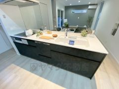 対面式キッチンなのでリビングにいるご家族とコミュニケーションを取りながら洗い物や、お料理が楽しめそうですね＾＾