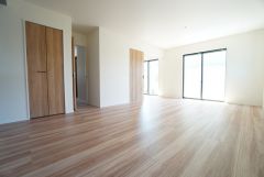 大きな掃き出し窓のあるリビングは、陽光あふれる明るい空間です。ゆったりと寛げる憩いの場となりそうです。