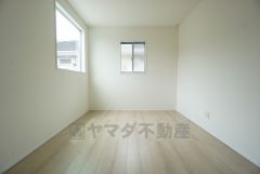 6帖。2面採光を確保した明るい室内は、風通しも良く、大変居心地の良い空間となっております。日当たりがよく、子供部屋としての利用もおすすめ。ウォークインクローゼット付きです＾＾ 