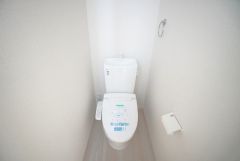 1階2階の2ヶ所にトイレがありますので、忙しい朝にも家族に気を使わず、ゆとりが生まれますね＾＾ 小窓付きで換気する時に便利です＾＾