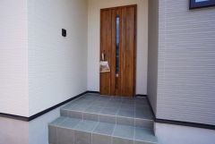 家の顔となる玄関扉がかっこいいと、たくさんの人を招き入れたくなりますね＾＾奥まって設置されており、雨にも濡れにくくなっています。