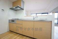 対面式キッチンなのでリビングにいるご家族とコミュニケーションを取りながら洗い物や、お料理が楽しめそうですね＾＾