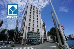 都心へのアクセス良好。スーパーやコンビニなども近く周辺環境充実。 快適でゆとりのある生活空間で新生活を始めましょう^^