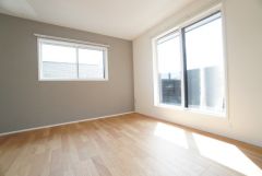 7.5帖。主寝室としてお使いいただけそうなこちらのお部屋は、日当たりが良く、爽やかな風を感じて起きる朝は、快適生活の始まりに。