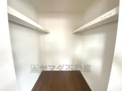 寝室にはハンガーパイプ付きのウォークインクローゼットが設けられています。たっぷり収納できるので衣替えの心配もいりませんね＾＾