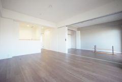 大きな掃き出し窓のあるリビングは、陽光あふれる明るい空間です。ゆったりと寛げる憩いの場となりそうです。