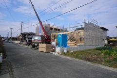 角地なので、開放感が得られます。 また、日差しが入りやすく、家の奥まで明るくなるのが嬉しいポイントです。