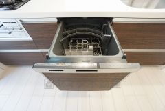 家事の時間が短縮できる食器洗い乾燥機付。億劫な後片付けもラクラクです。