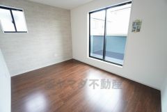 主寝室としてお使いいただけそうなこちらのお部屋は、日当たりが良く、爽やかな風を感じて起きる朝は、快適生活の始まりに。