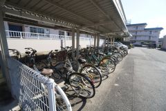 屋根付き駐輪場なので、雨の日も自転車を安心して保管できます。通勤・通学に自転車を使う方にも便利です＾＾