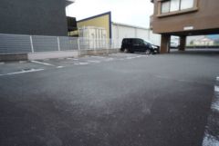 敷地内に駐車場を備えており、日々の車利用がスムーズにできます＾＾遠くに駐車しなくて済むのはうれしいですね。