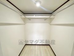 洋室にはハンガーパイプ付きのウォークインクローゼットが設けられています。たっぷり収納できるので衣替えの心配もいりませんね＾＾