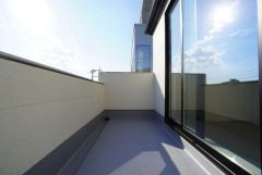 陽当たりの良いバルコニーです。お洗濯やお布団干しはもちろん、日光浴スペースにも。足元は防水工事施工済です。