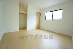 7帖。主寝室としてお使いいただけそうなこちらのお部屋は、日当たりが良く、爽やかな風を感じて起きる朝は、快適生活の始まりに。 