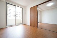 主寝室としてお使いいただけそうなこちらのお部屋は、日当たりが良く、爽やかな風を感じて起きる朝は、快適生活の始まりに。