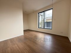 7.2帖洋室。主寝室としてお使いいただけそうなこちらのお部屋は、日当たりが良く、爽やかな風を感じて起きる朝は、快適生活の始まりに。