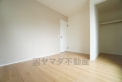 主寝室としてお使いいただけそうなこちらのお部屋は、日当たりが良く、爽やかな風を感じて起きる朝は、快適生活の始まりに。