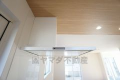 コンロ上には換気扇完備＾＾すぐ横に勝手口が設けられているので、換気扇と合わせてWで換気できます＾＾