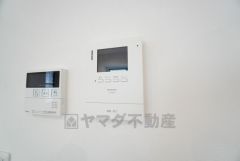 採光も考えられた明るい玄関です。シューズボックス付きなので、家族全員の靴がきれいに整頓できます＾＾ 土間部分もゆとりのある広さで、ベビーカーやゴルフバッグなどもスッキリ収納出来そうですね＾＾ 