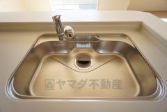 大きなお鍋も楽々洗える幅の広いシンクです＾＾ステンレスシンクなので簡単にお掃除できますよ。洗剤やスポンジもすっきりできる収納付き。