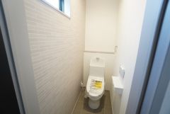 清潔感のある使い勝手の良いトイレで、毎日気持ちよくお使いいただけます。温水洗浄便座付きで、季節を問わず快適にご利用いただけます＾＾