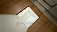 キッチンに床下収納があります。長期保存ができるもの、調理器具、防災グッズを入れておくのもいいですね。