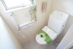温水洗浄機付トイレです。節水機能もあるので、安心して使えますね。もちろん、1階2階の2ヶ所にトイレがあるので、忙しい朝にもゆとりができますね。