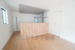 窓から光が差し込む明るいダイニング＾＾