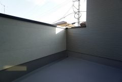 広々としたバルコニー。 天気のいい日にはお布団もまとめて干せそうですね＾＾