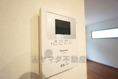 防犯性もばっちり、TVモニター付きインターホン完備。大きなモニターで玄関先を確認できます。録画機能が付いているので不在時の訪問者も確認できて安心です＾＾