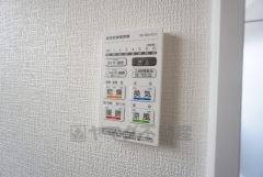 浴室暖房乾燥機付き。天候に左右されず、いつでも好きなときに洗濯物を干せるので、仕事や家事で忙しい方に重宝します。