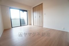 こちらの明るい洋室は、風通しも良く、大変居心地の良い空間となっております。