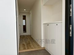 ご家族の靴をスッキリと片付けられるシューズボックス付きの玄関です＾＾スッキリと片付いた玄関は気持ちがいいです。 ステキな玄関で帰ってくるのが楽しみになりそうですね＾＾