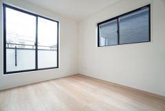 2面採光を確保した明るい室内は、風通しも良く、大変居心地の良い空間となっております。爽やかな風を感じて起きる朝は、快適生活の始まりに。