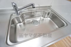 大きなお鍋も楽々洗える幅の広いシンクです＾＾ステンレスシンクなので簡単にお掃除できますよ。洗剤やスポンジもすっきりできる収納付き。