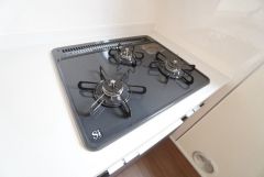 複数の調理を一度に行うことができる3口コンロ。効率よくお料理が出来ます。毎日のお料理も楽しくなりますね＾＾