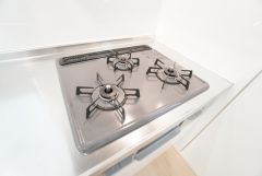 複数の調理を一度に行うことができる3口コンロ。効率よくお料理が出来ます。毎日のお料理も楽しくなりますね＾＾