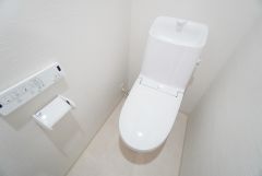 壁リモコンタイプのウォシュレット付きトイレです。すっきりした見た目で、トイレ奥の掃除もしやすいです＾＾