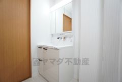 三面鏡裏収納付き洗面化粧台です＾＾ 歯磨きセットやスキンケア用品などの収納に便利ですね。