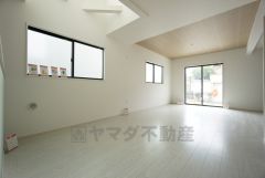 大きな窓のあるリビングは、陽光あふれる明るい空間です。居心地良く、ご家族皆がゆったり寛げる憩いの空間となりそうです。