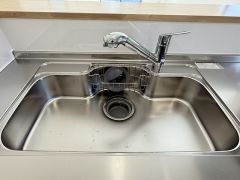 大きなお鍋も楽々洗える幅の広いシンクです＾＾ステンレスシンクなので簡単にお掃除できますよ。洗剤やスポンジもすっきりできる収納付き。