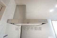 コンロ上には換気扇完備＾＾調理時の蒸気や匂いが換気扇に誘導され、効率的に排煙ができます＾＾