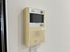 防犯性、セキュリティ対策に安心できるテレビモニター付きインターフォンです。セールスマン対策にもなり安心できます。