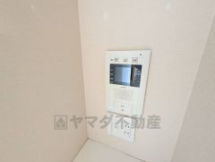 防犯はもちろん、セールスマン対策にもなるモニター付きインターホンです。お子さん1人での留守番時にも活躍しそうです。 