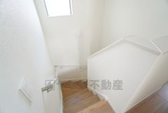 お子様も高齢の方も安心して上り下りができる手摺がついた安心設計です。 階段には小窓を配置しました。日中でも暗くなりがちな階段下が明るくなり安全ですね。